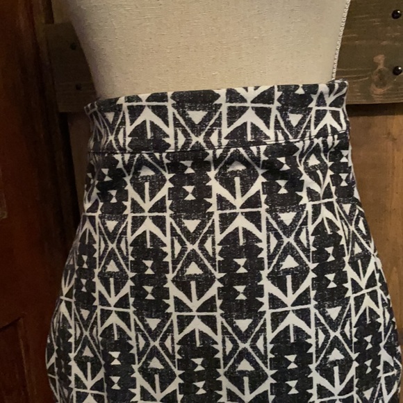 Black and White Mini Skirt w Pattern - Picture 2 of 3